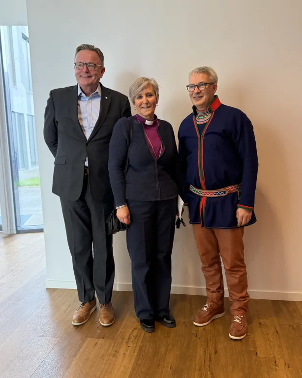 En gruppe mennesker som poserer for et bilde