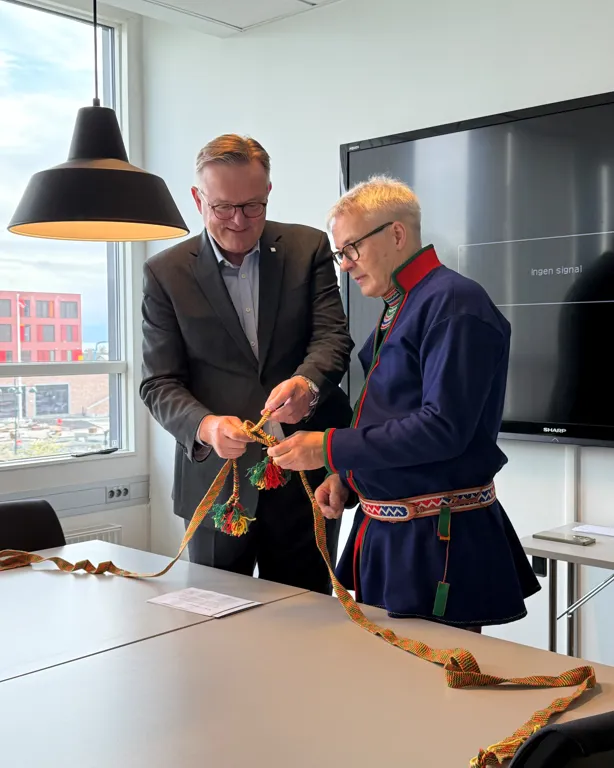 En person som holder pil og bue