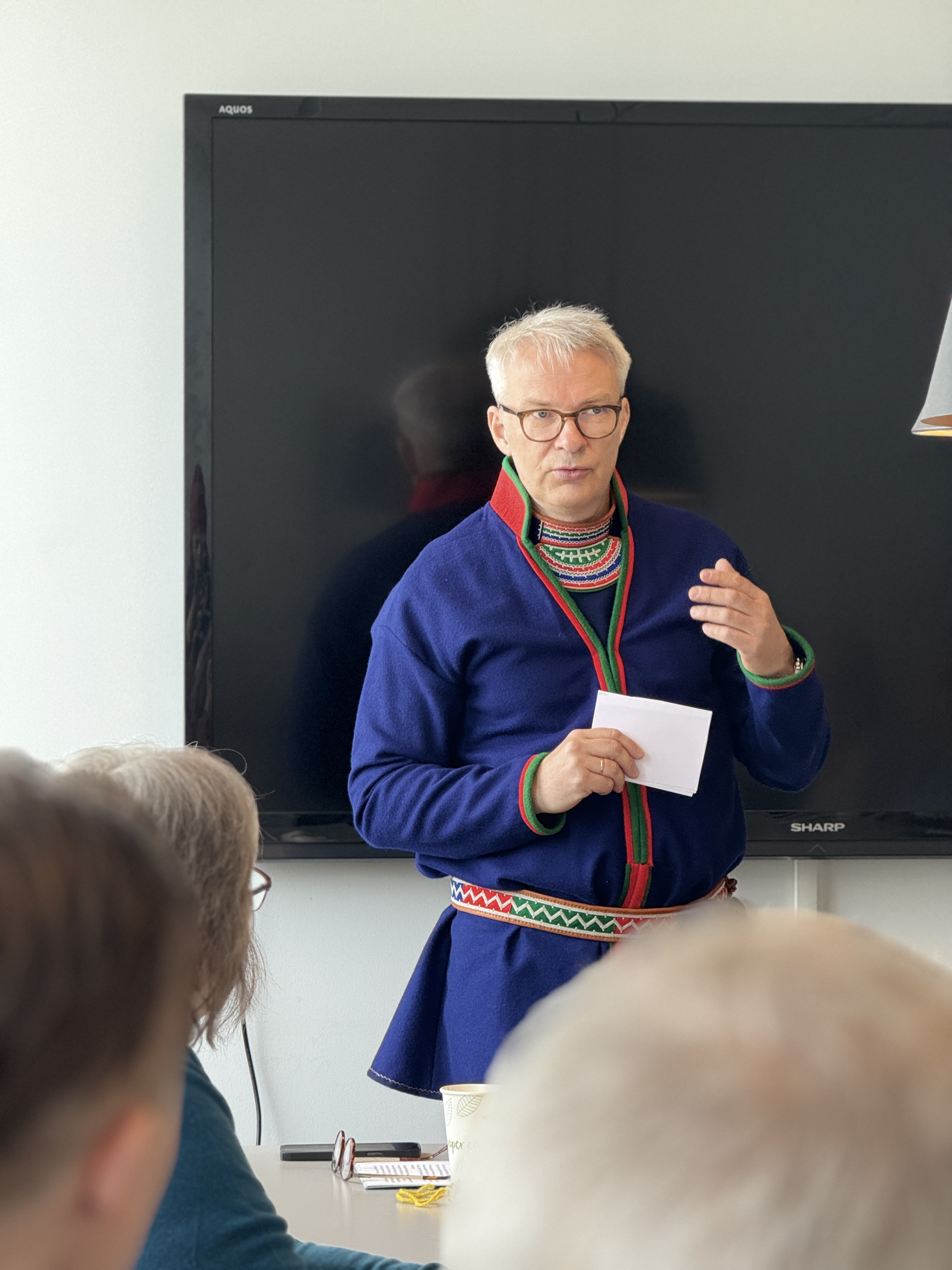 En person i blå skjorte