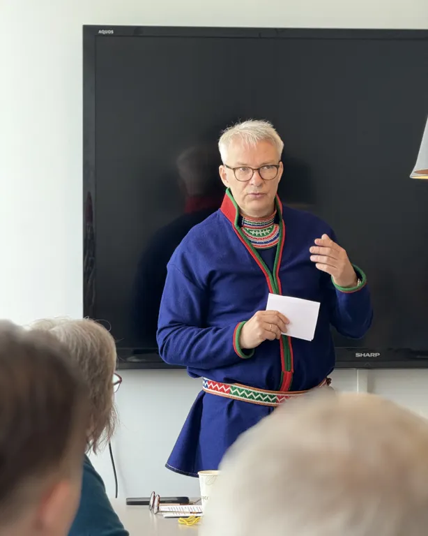 En person i blå skjorte