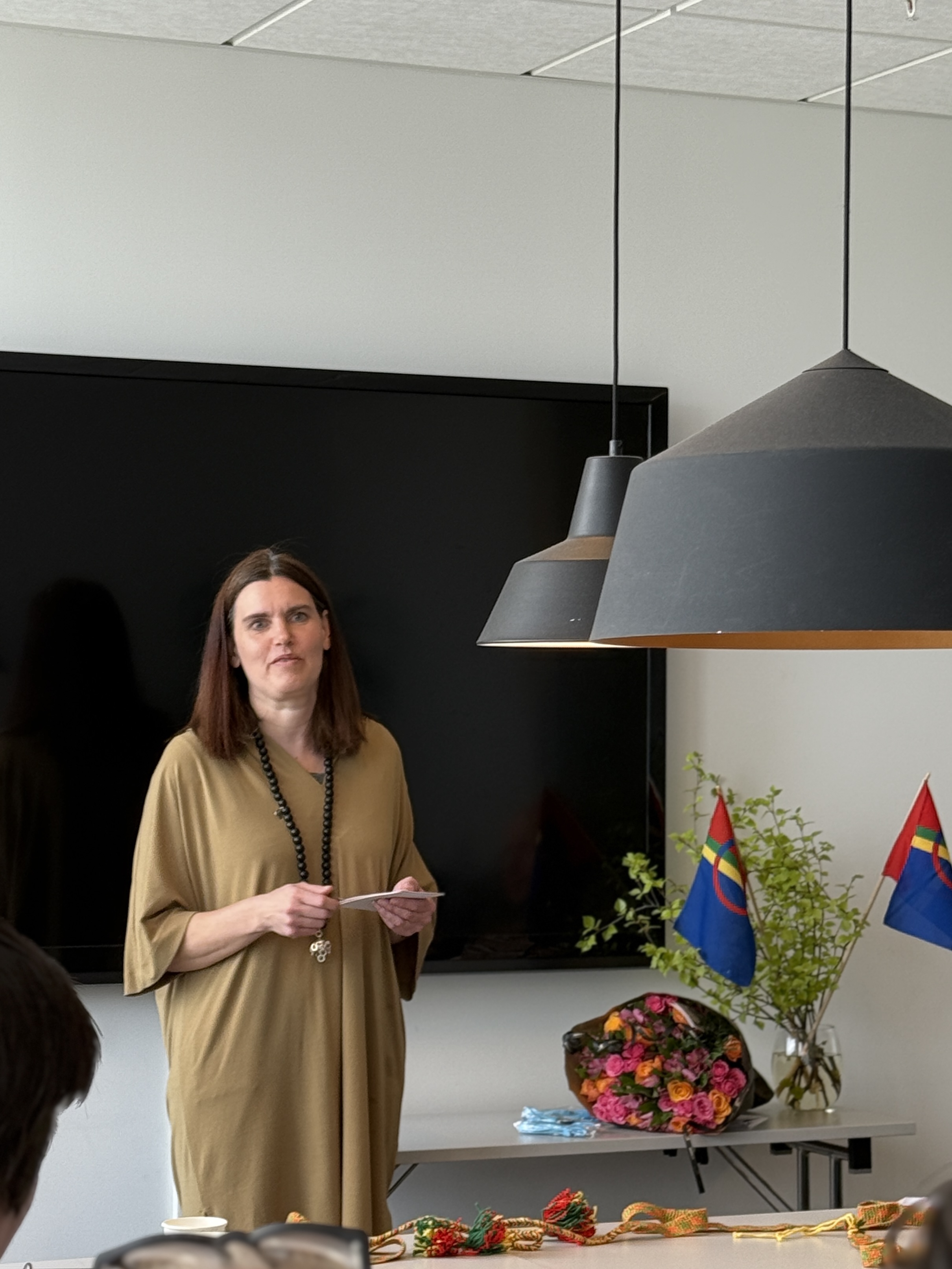 En person som står foran et bord med mat og flagg