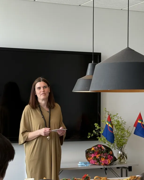 En person som står foran et bord med mat og flagg