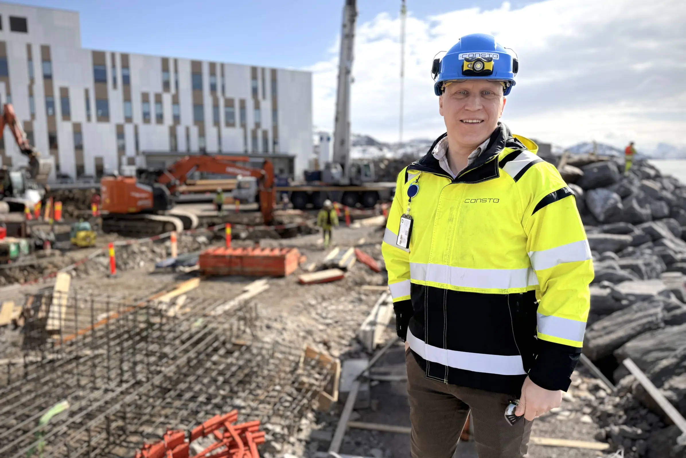 En mann iført sikkerhetsvest
