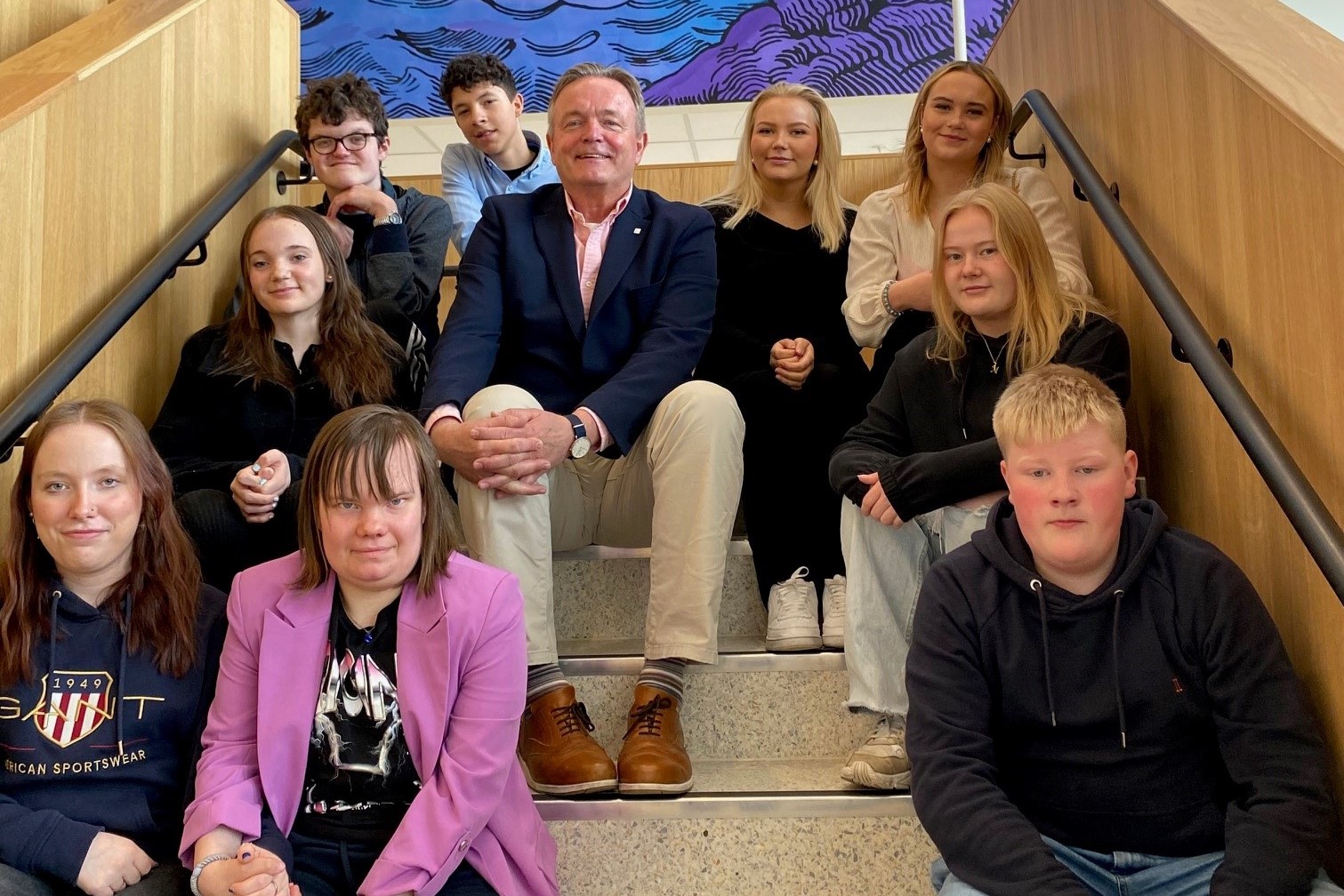 En gruppe mennesker som sitter i trapper