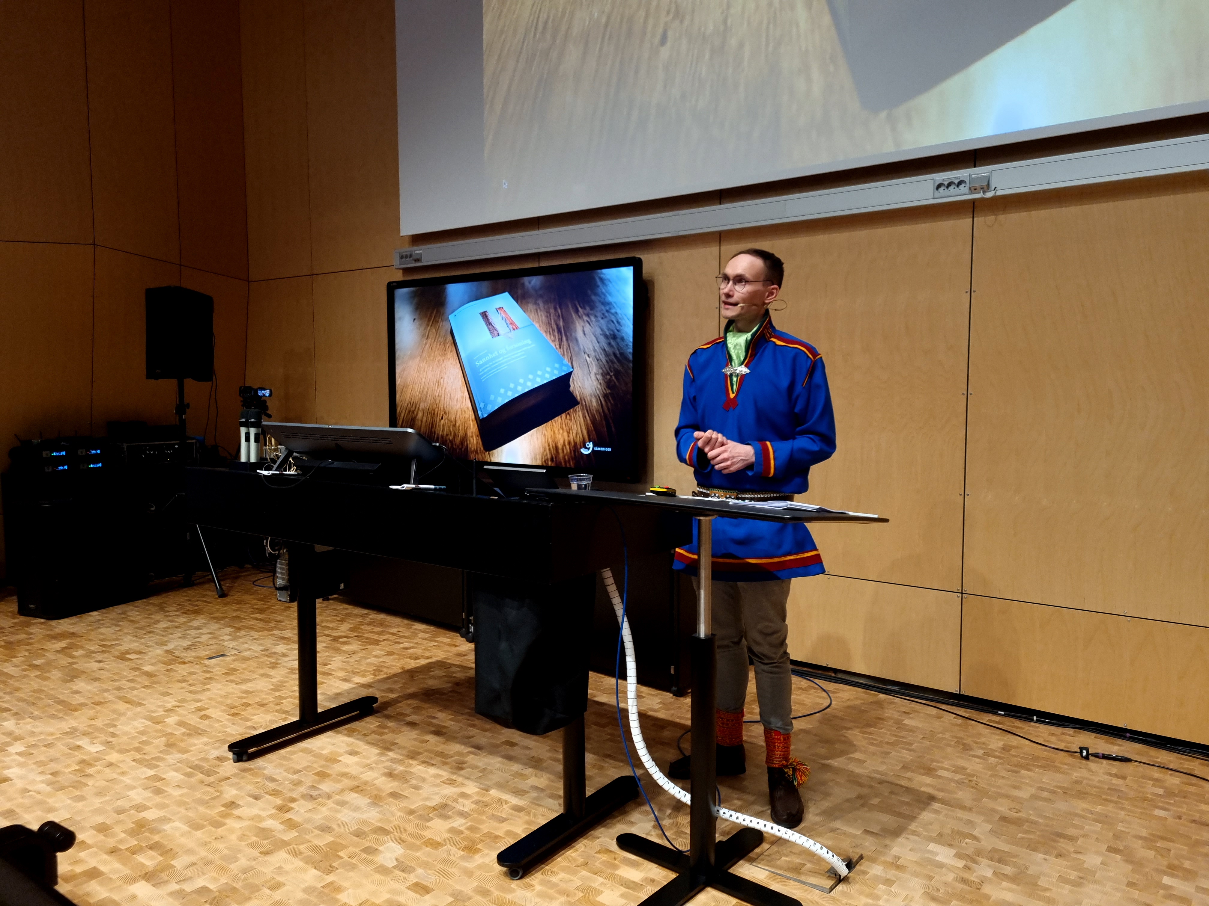 En person som står ved siden av et piano