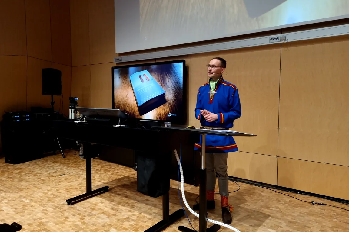 En person som står ved siden av et piano