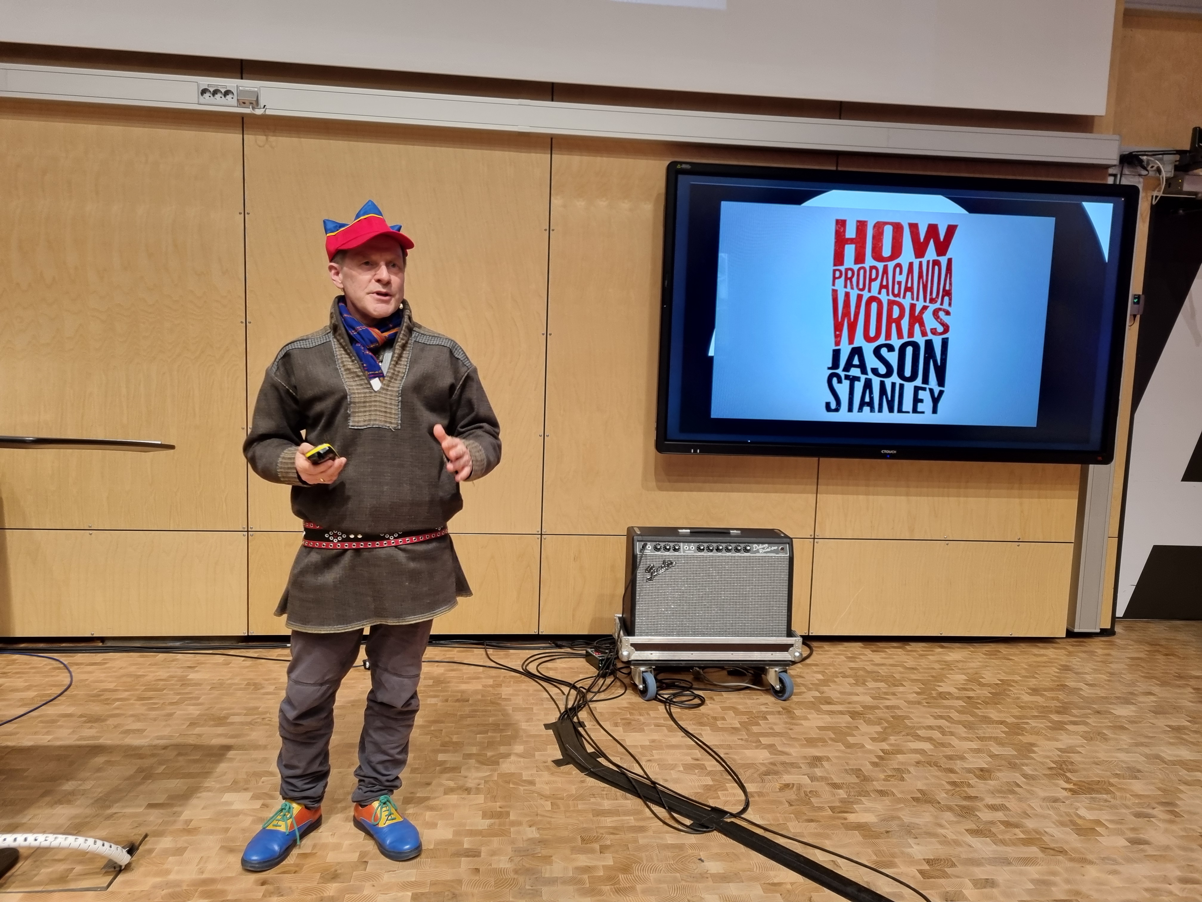 En mann som står foran en TV