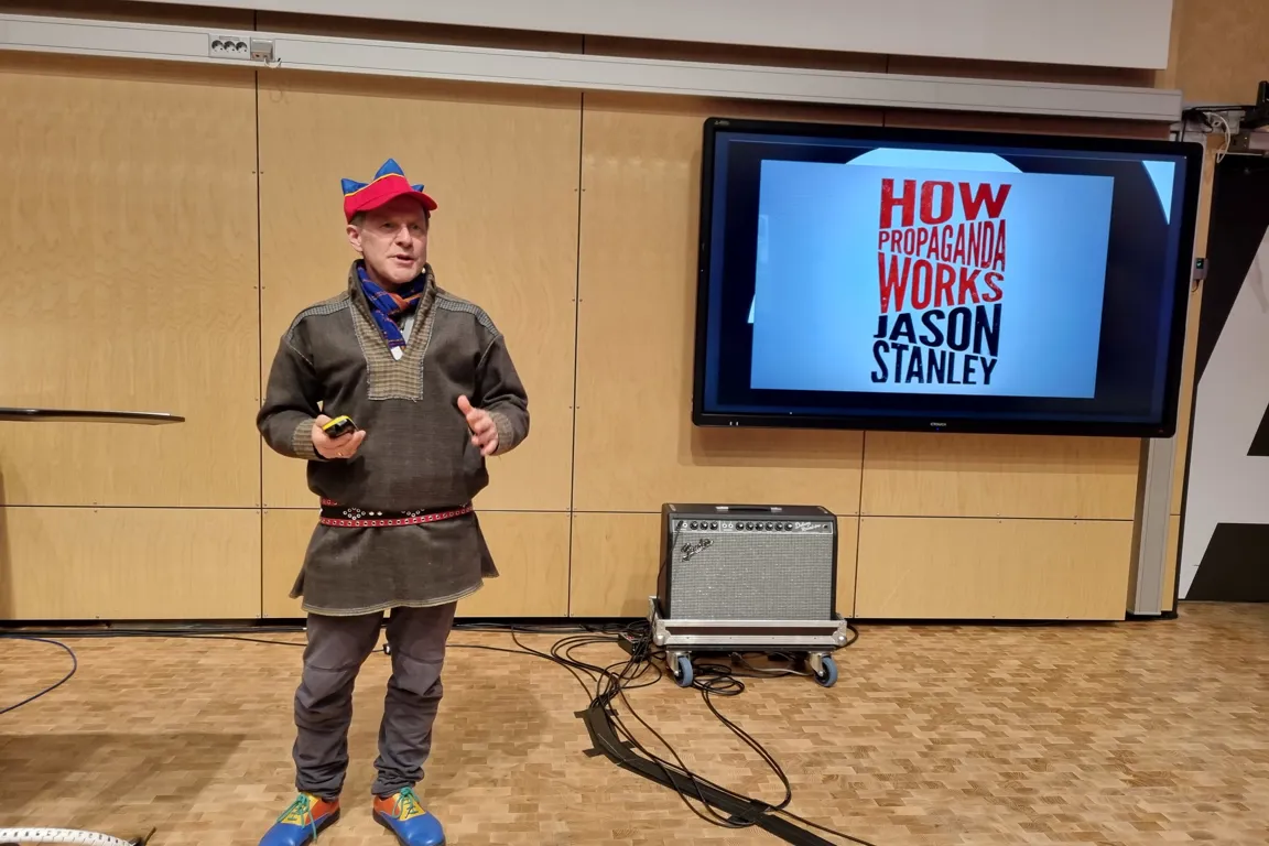 En mann som står foran en TV