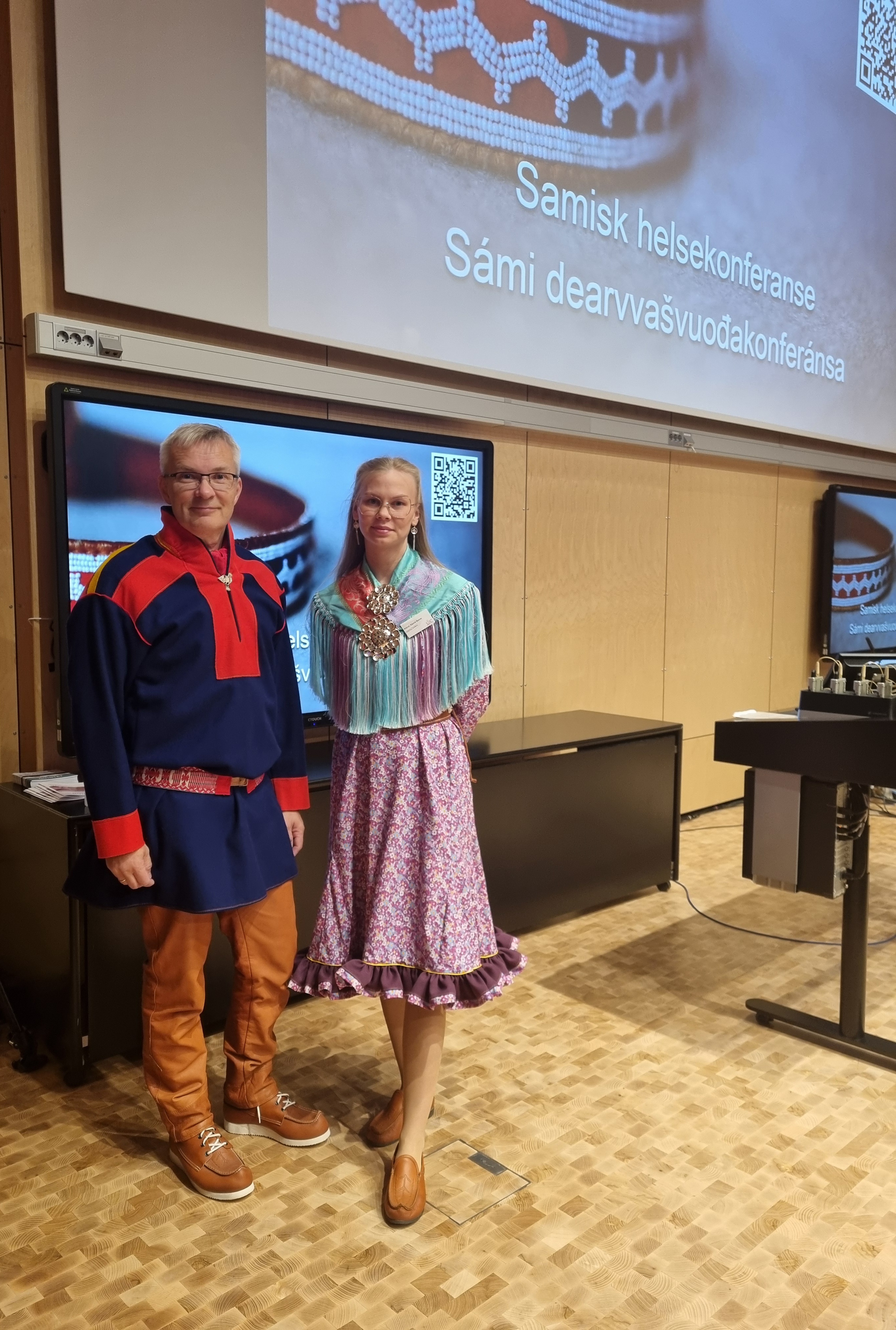 En mann og kvinne som poserer for et bilde