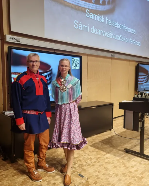 En mann og kvinne som poserer for et bilde