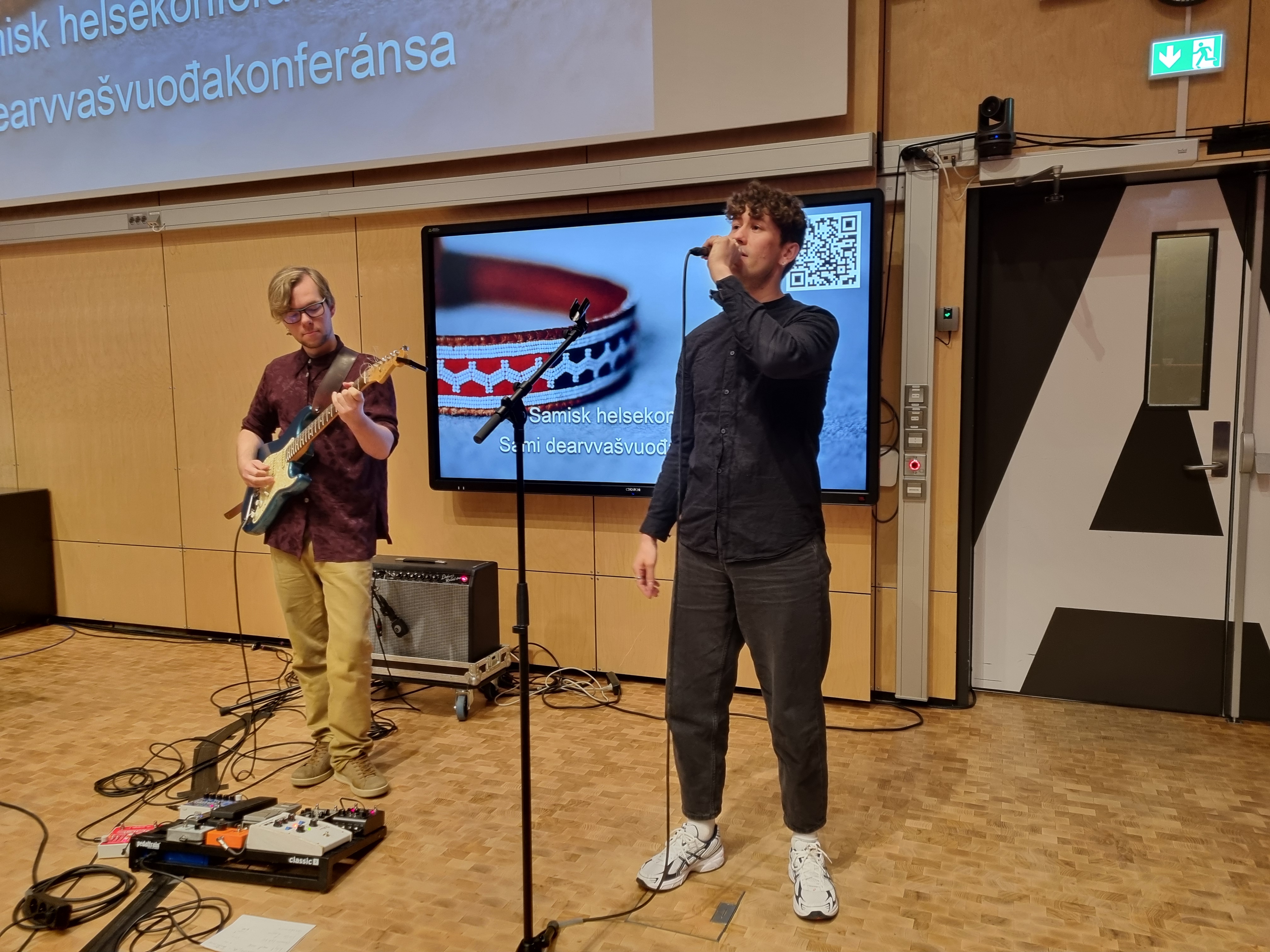 Et par menn som spiller gitar