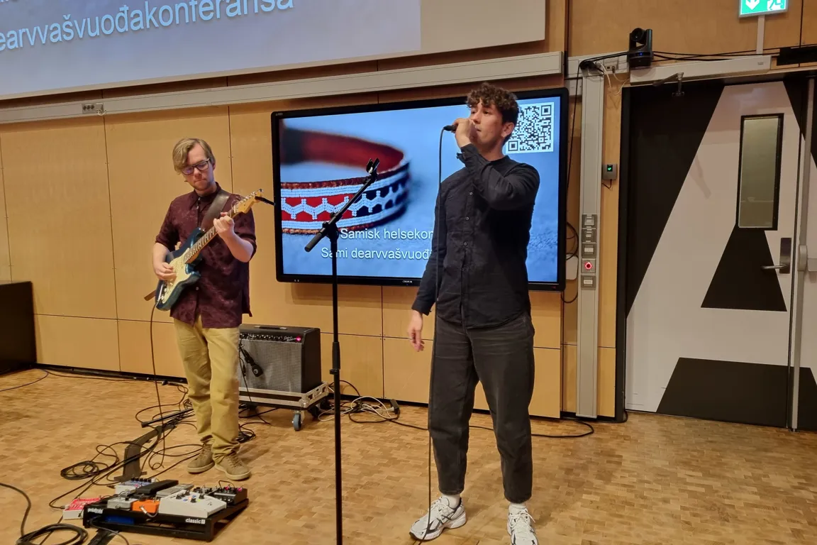 Et par menn som spiller gitar