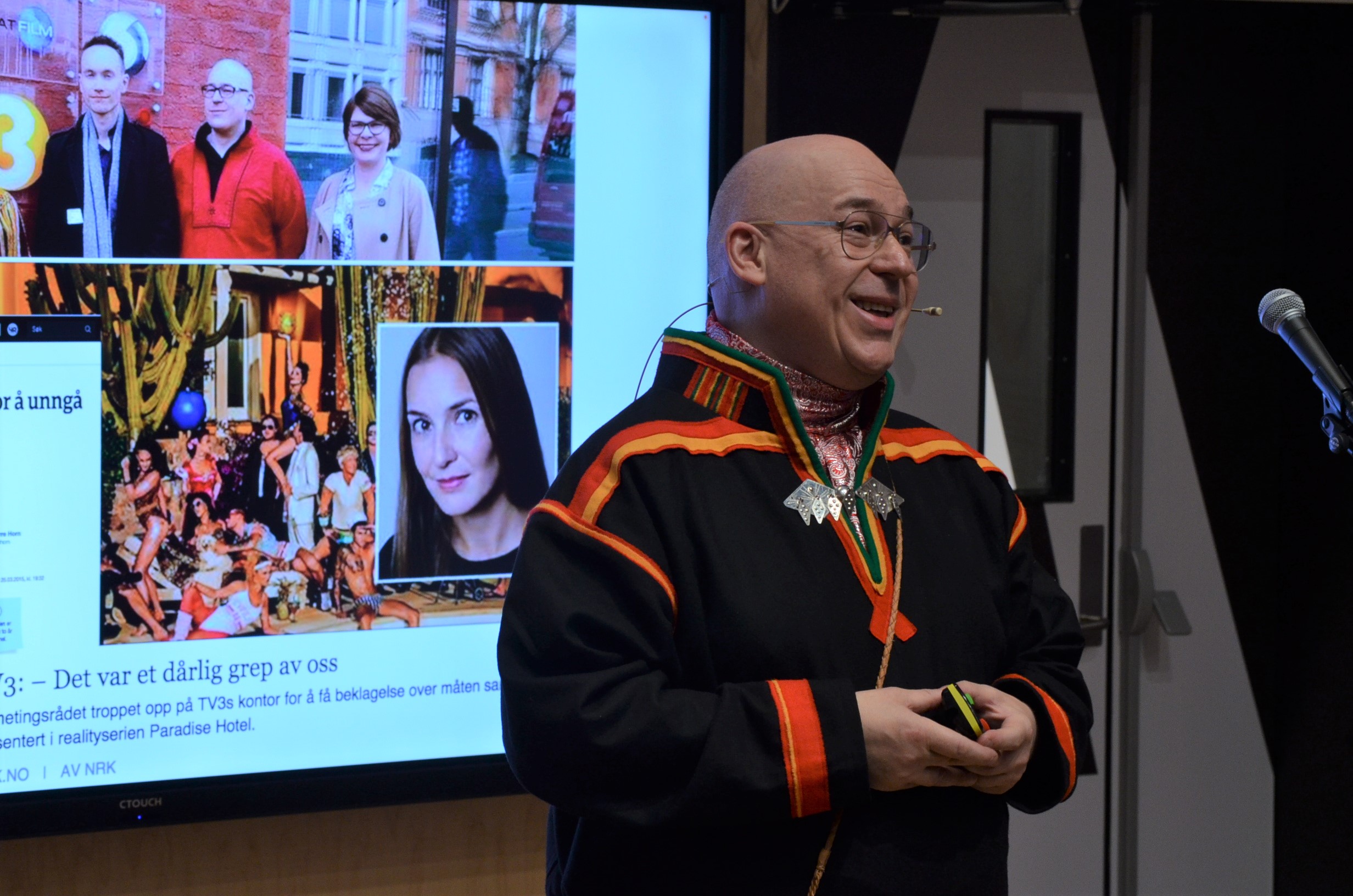 En mann i svart kappe