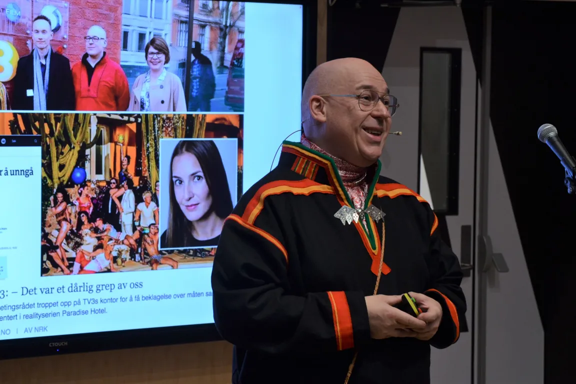 En mann i svart kappe