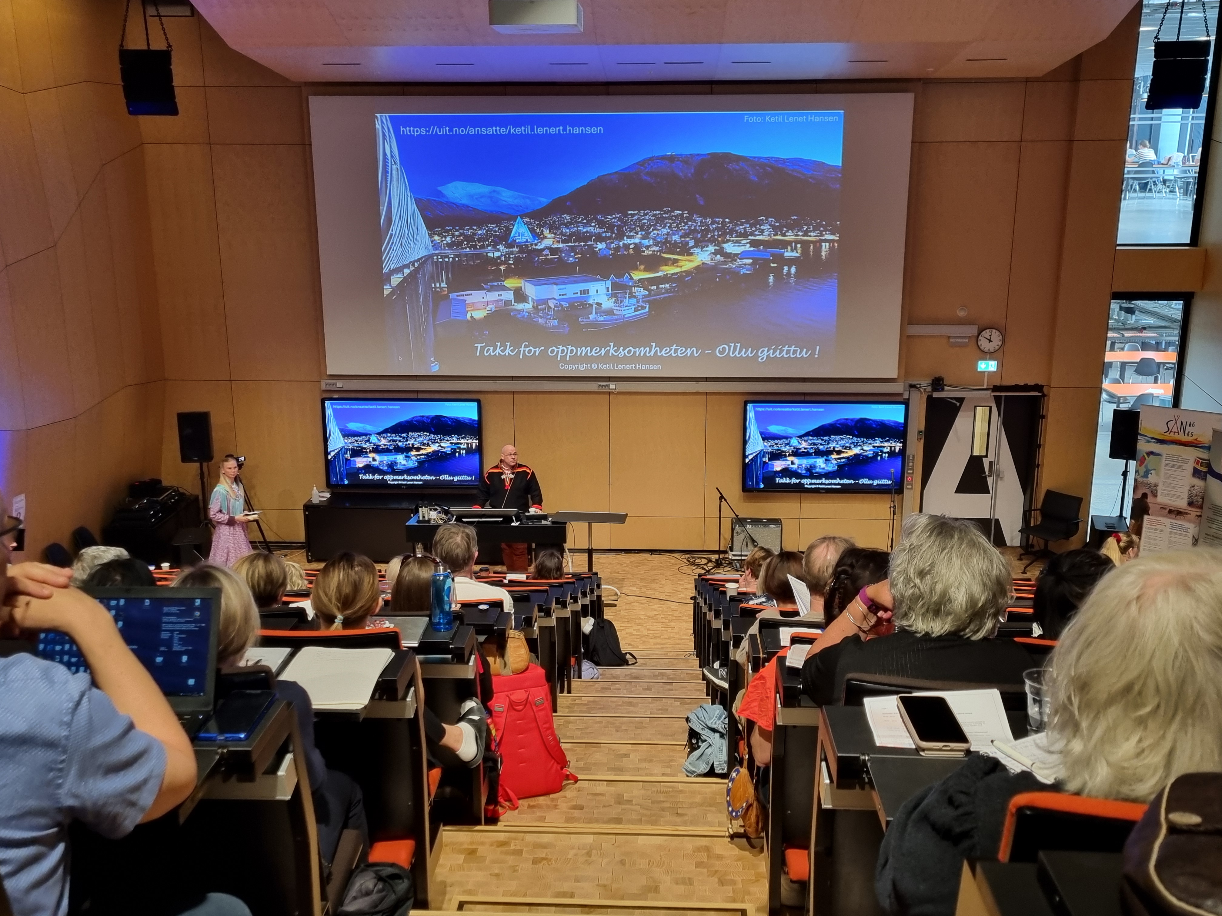 En gruppe mennesker i et klasserom