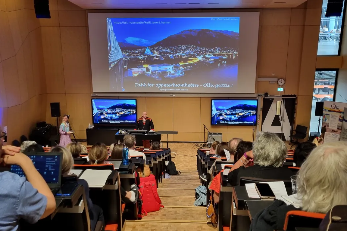 En gruppe mennesker i et klasserom