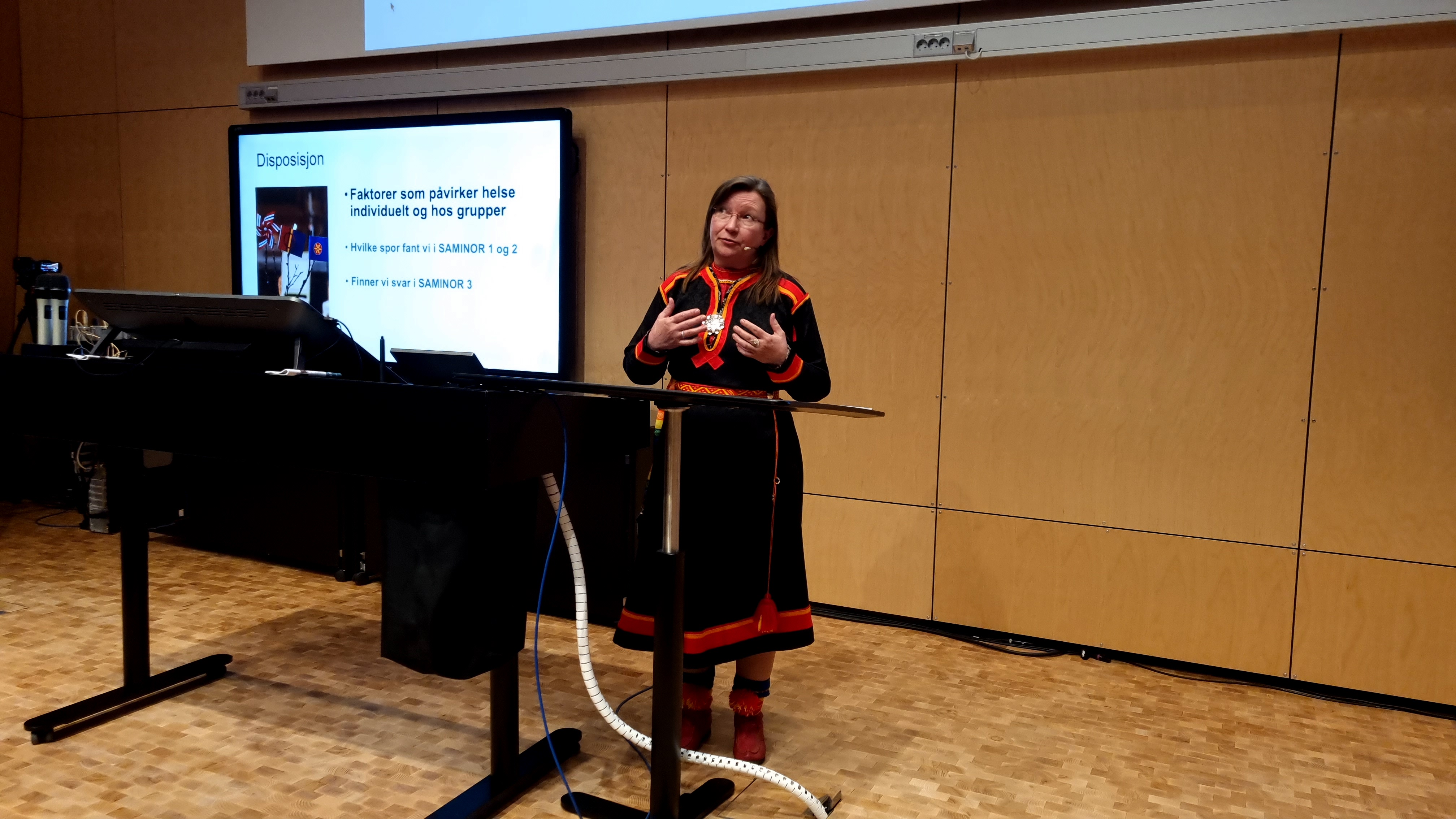 En person som står foran en skjerm