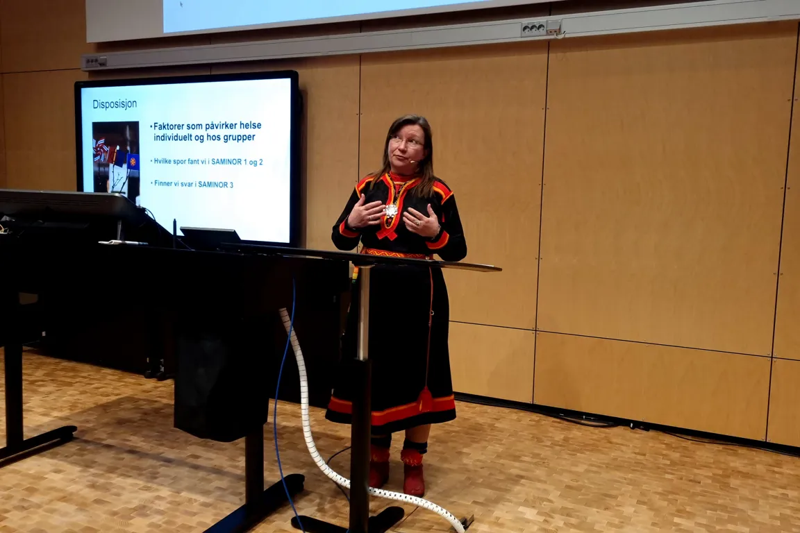 En person som står foran en skjerm