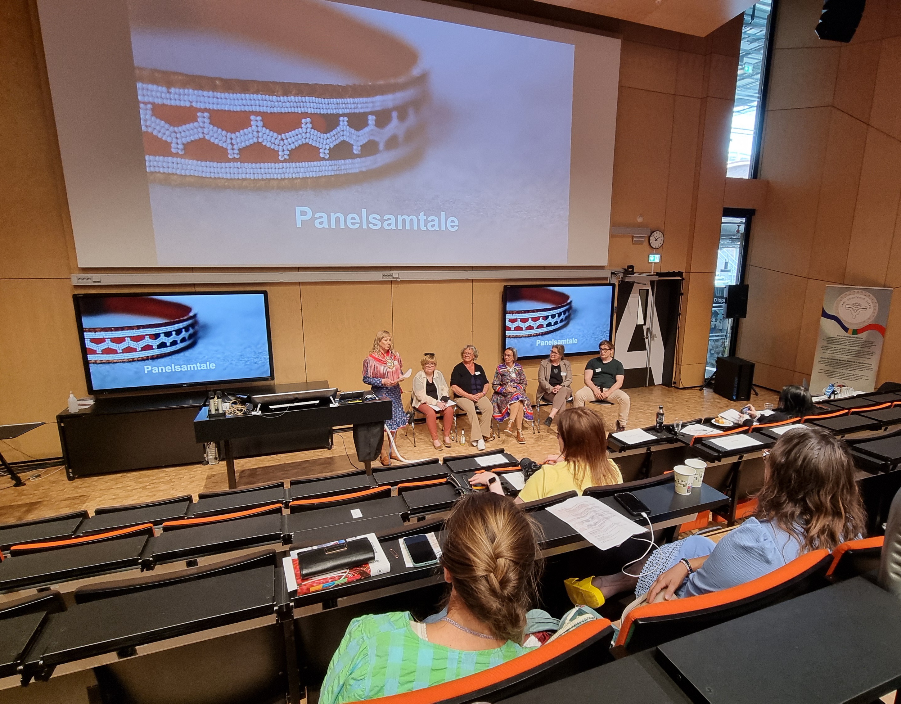 En gruppe mennesker på scenen