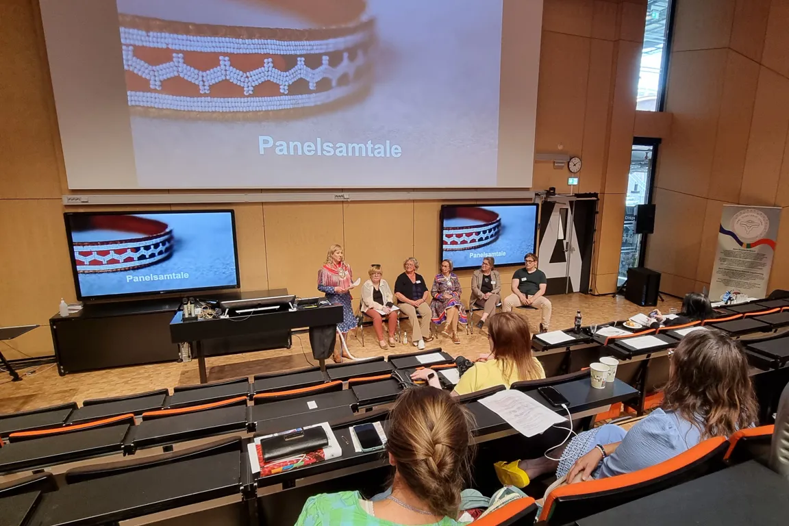 En gruppe mennesker på scenen