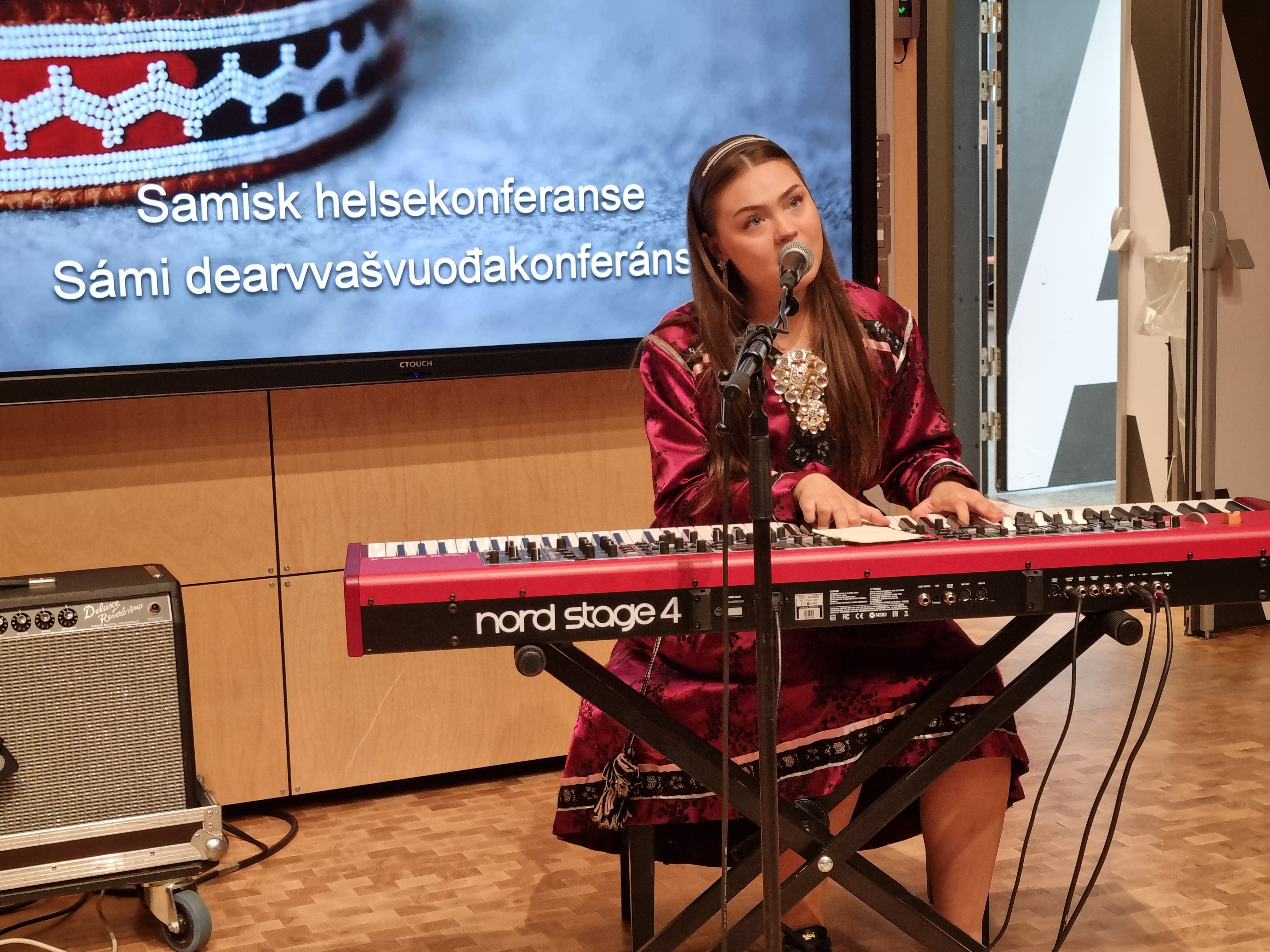 En person som spiller et keyboard