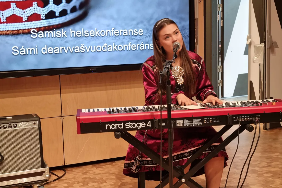 En person som spiller et keyboard