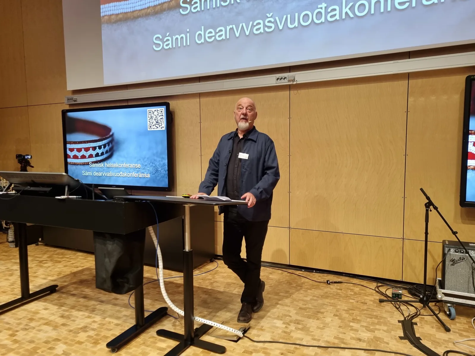 En person som står ved siden av et piano