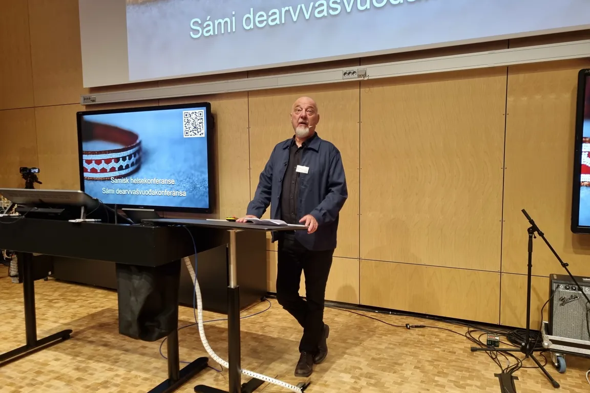 En person som står ved siden av et piano