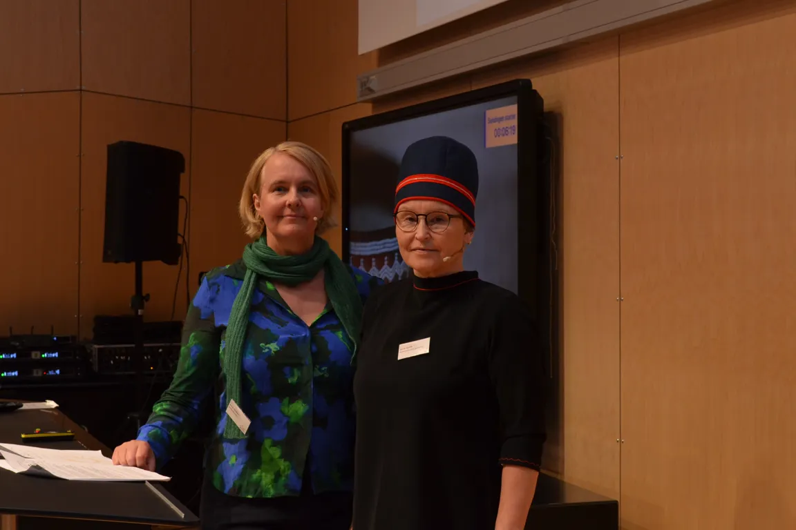 En mann og kvinne som står ved siden av hverandre foran en datamaskin