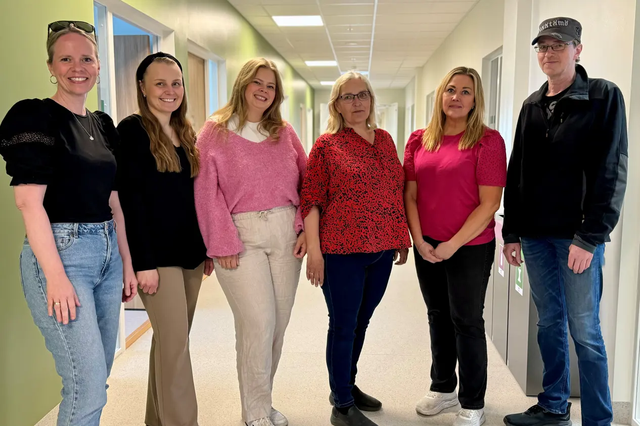 En gruppe mennesker som poserer for et bilde