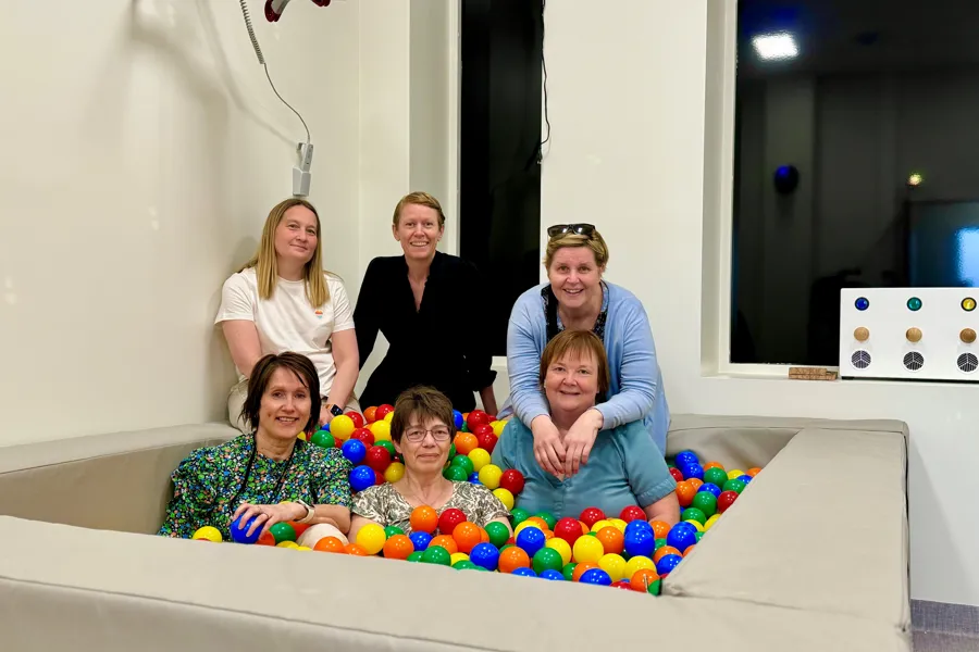 En gruppe mennesker som poserer for et bilde