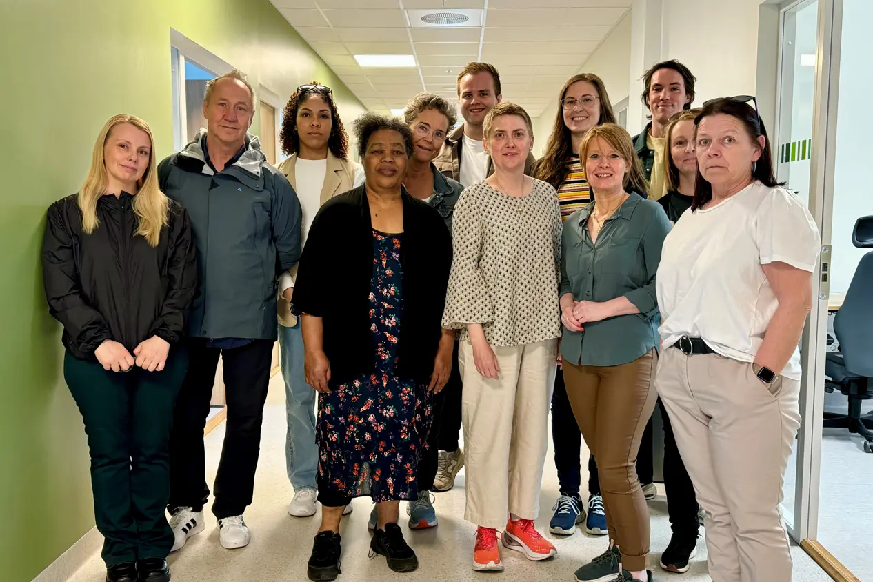 En gruppe mennesker som poserer for et bilde