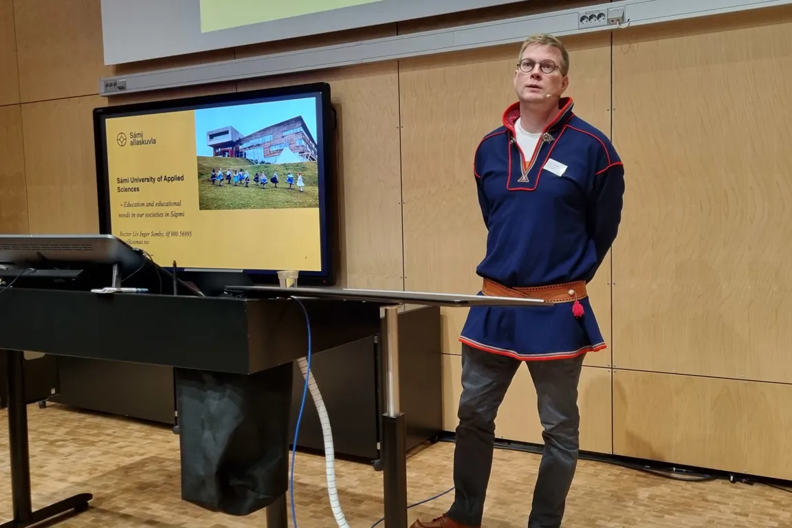 En mann som står ved siden av et podium