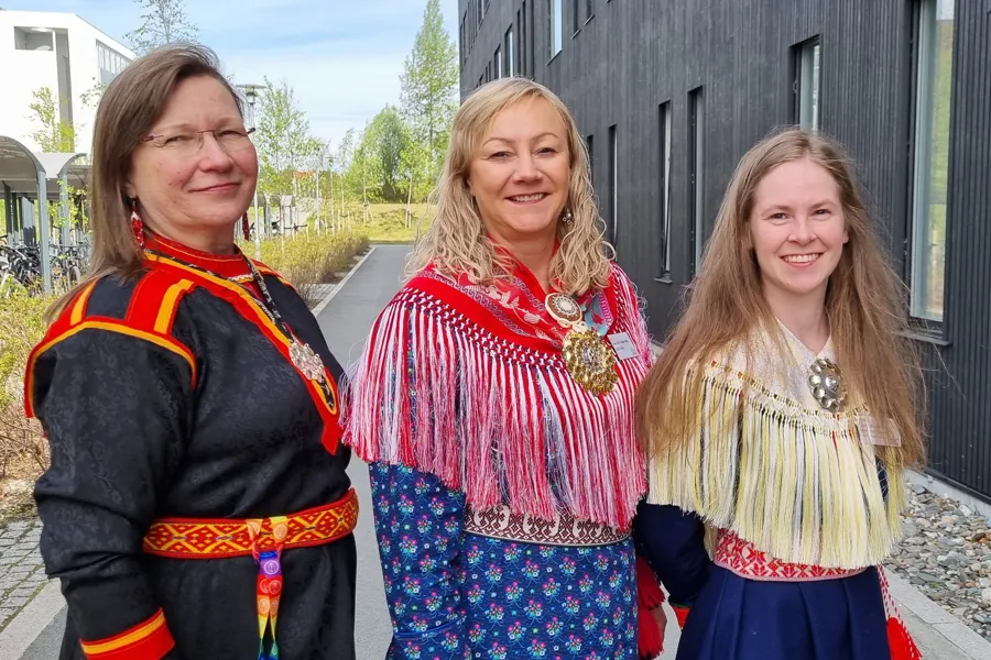 En gruppe kvinner som smiler