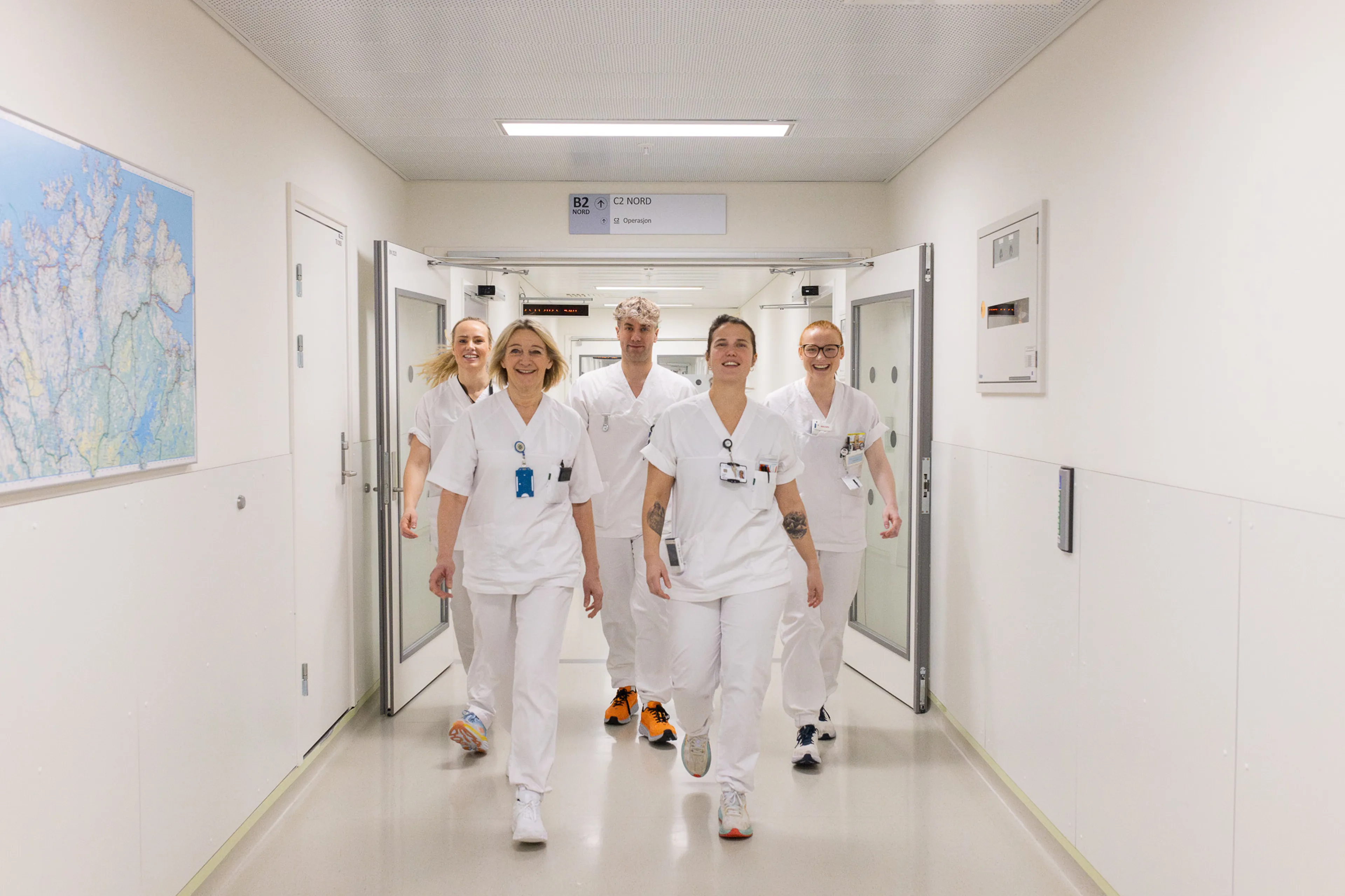 En gruppe mennesker i hvite uniformer