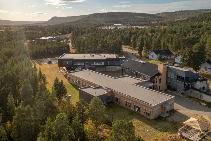 Dronebilde av Sámi klinihkka.