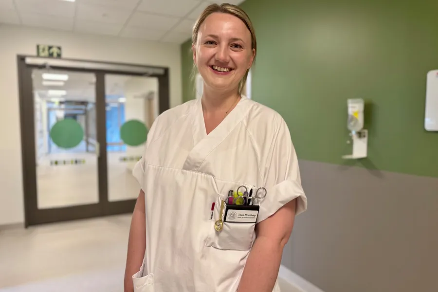 En person som har på seg en hvit skjorte