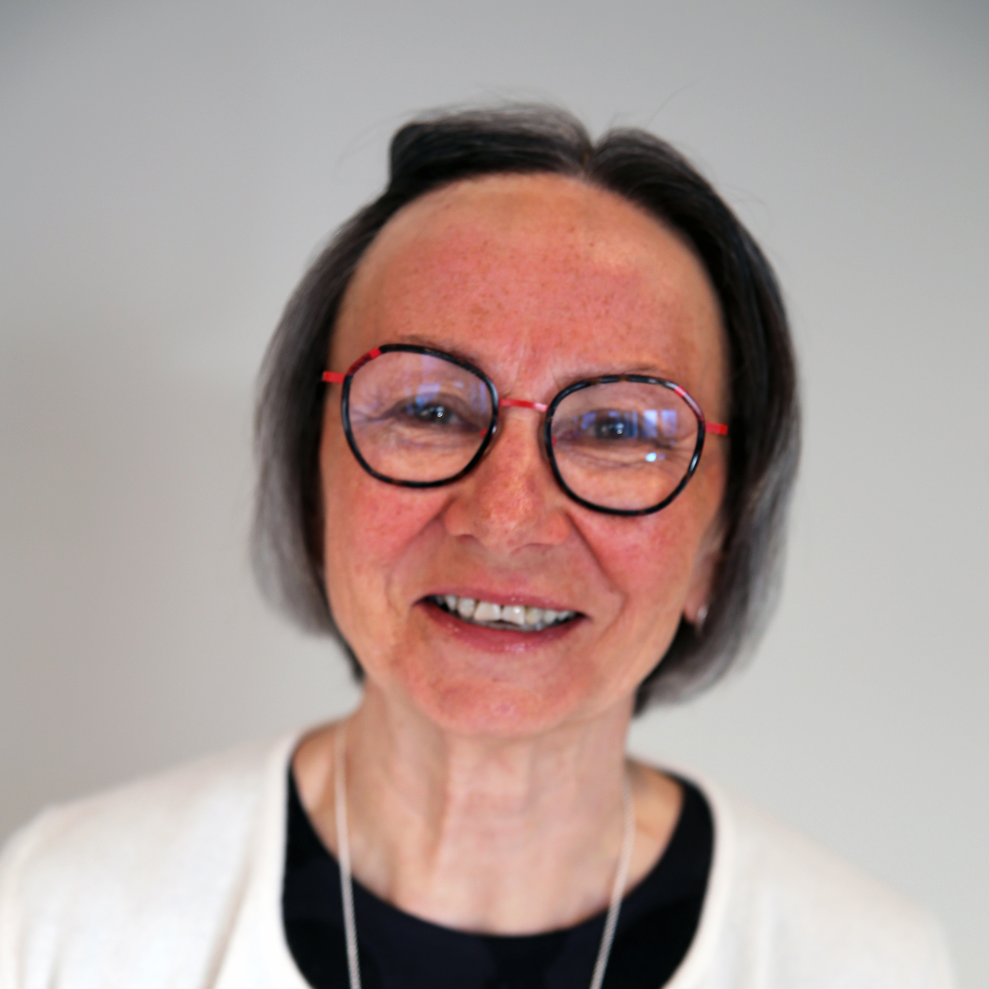 En person som bruker briller