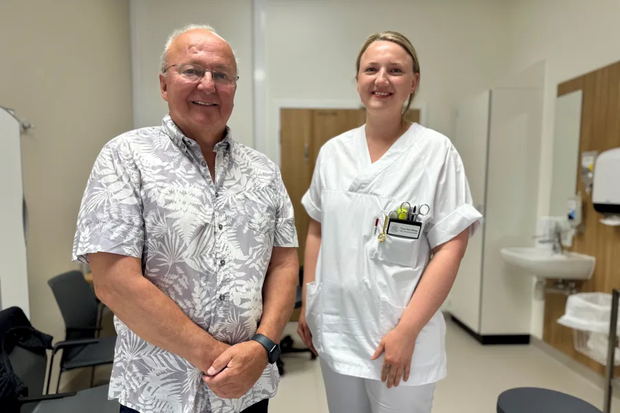 En mann og en kvinne i hvitt