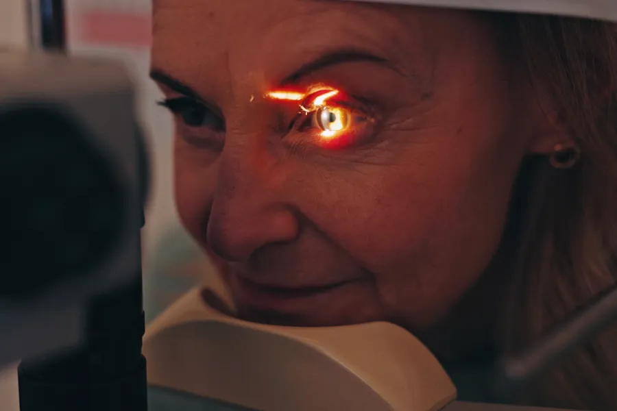 Bilde av øyepasient som undersøkes.