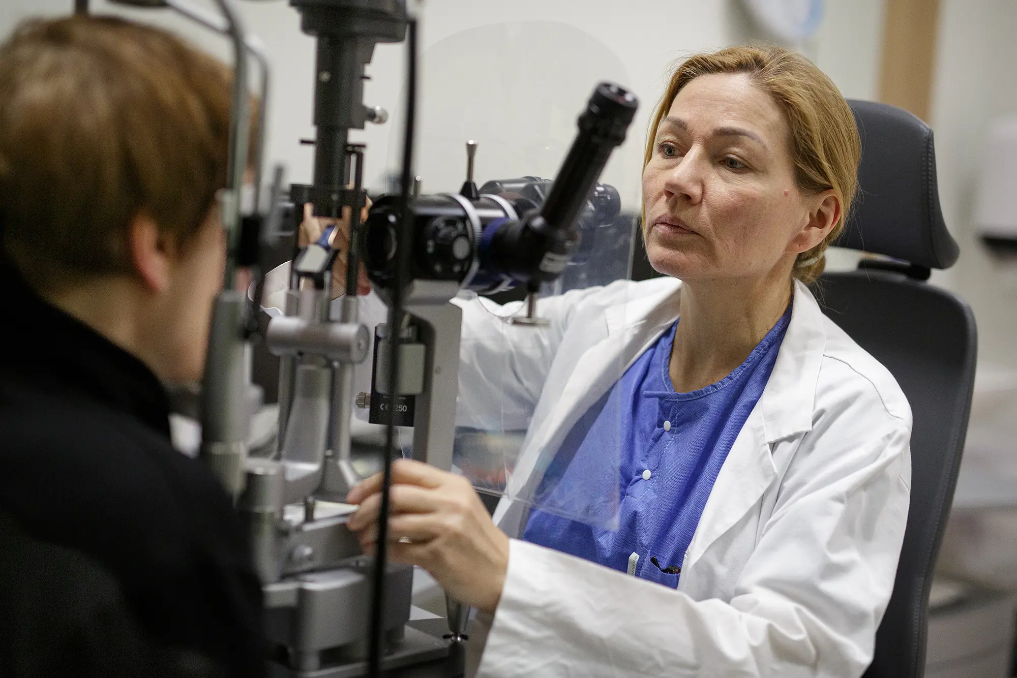 Bilde av Kari mens hun undersøker en pasient.