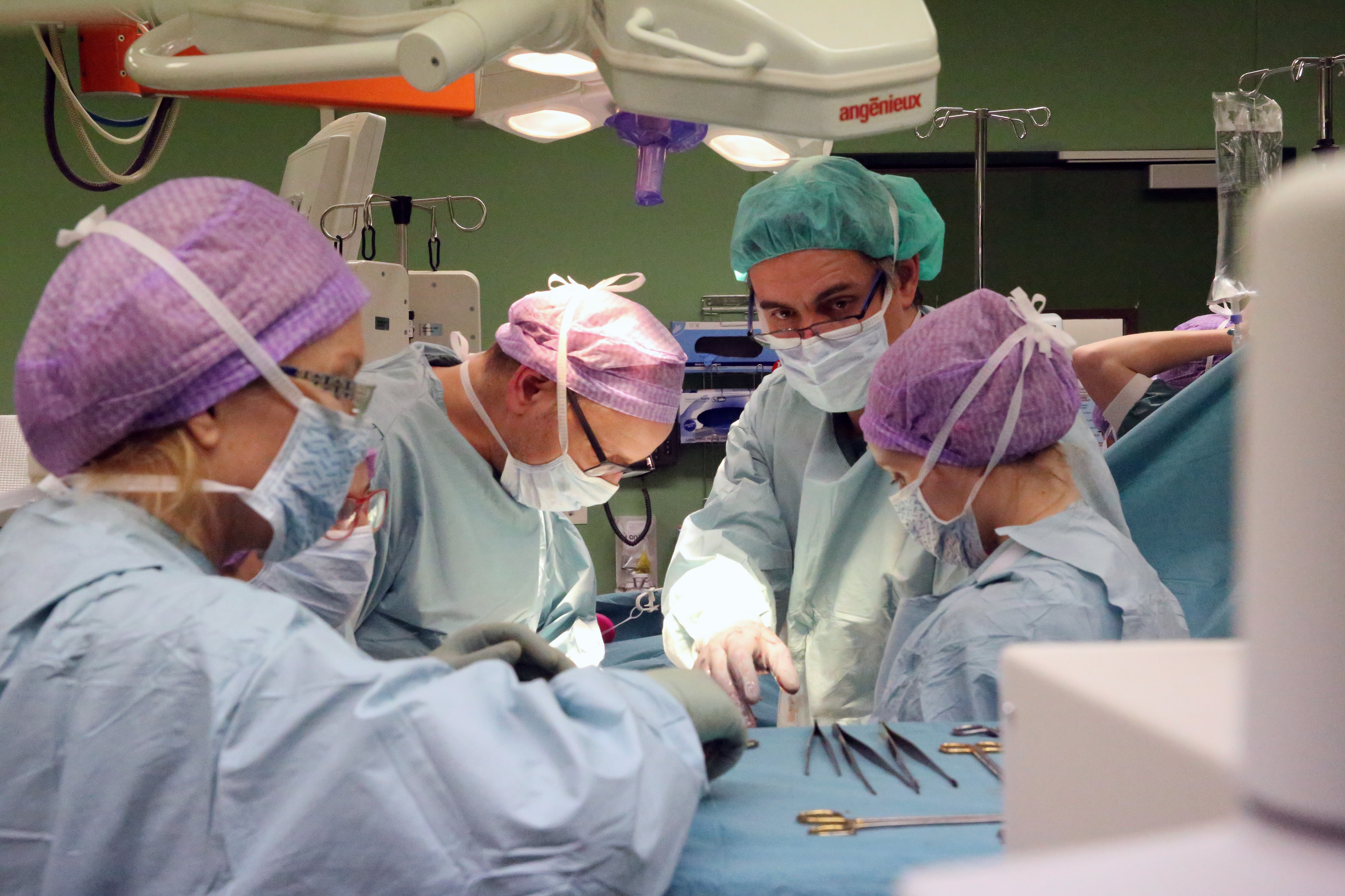 Kirurger og sykepleiere under operasjon