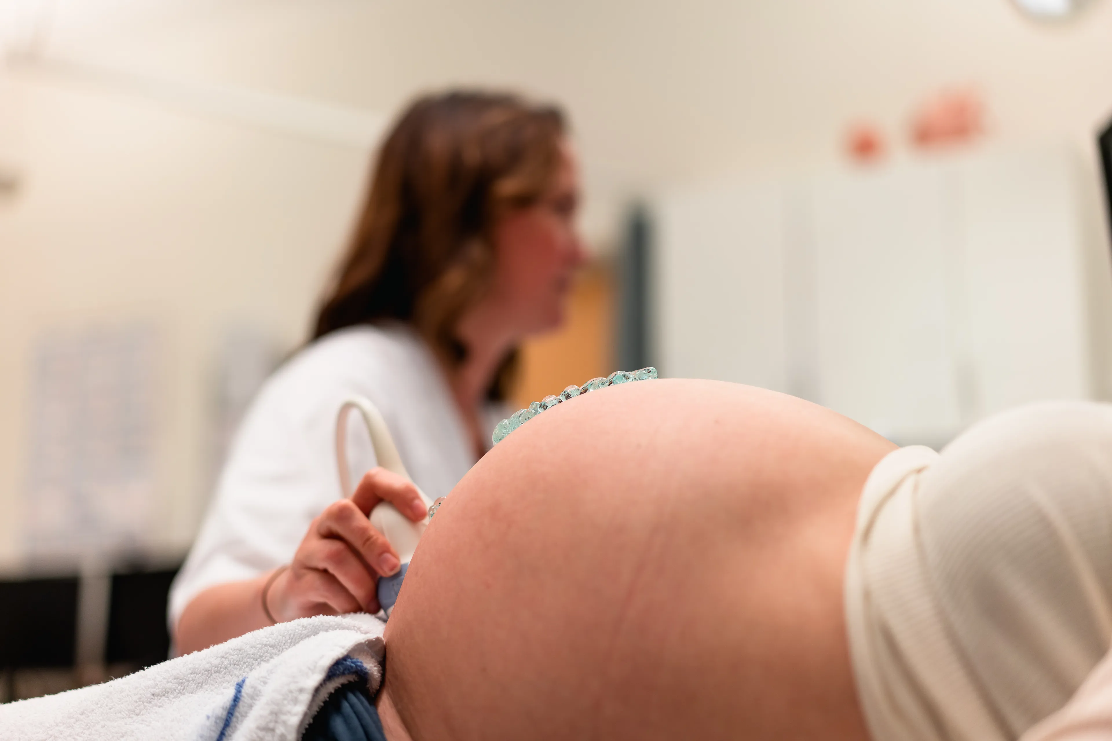 Ultralydundersøkelse av dame med gynekolog