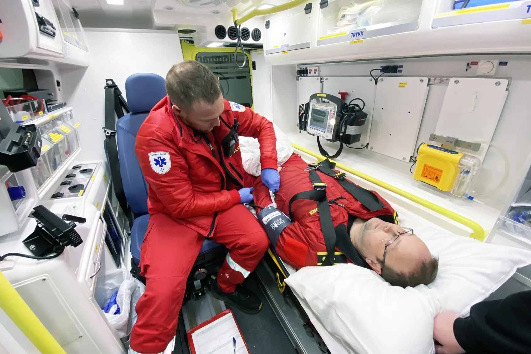 Illustrasjonsbilde av ambulansepersonell på øvelse.