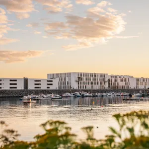 En vannmasse med bygninger langs den