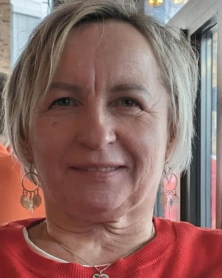 En person med rød skjorte