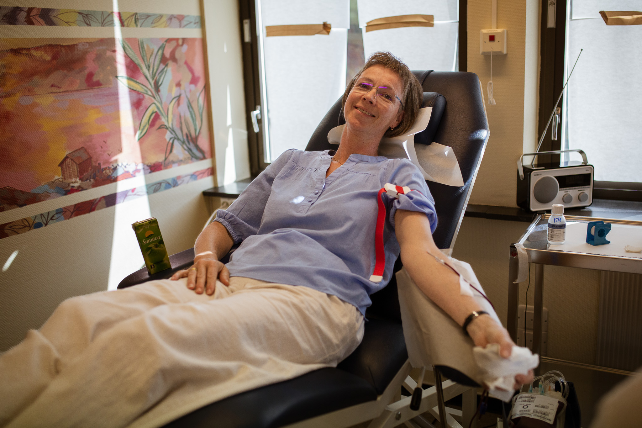 En person som sitter i en sykehusseng