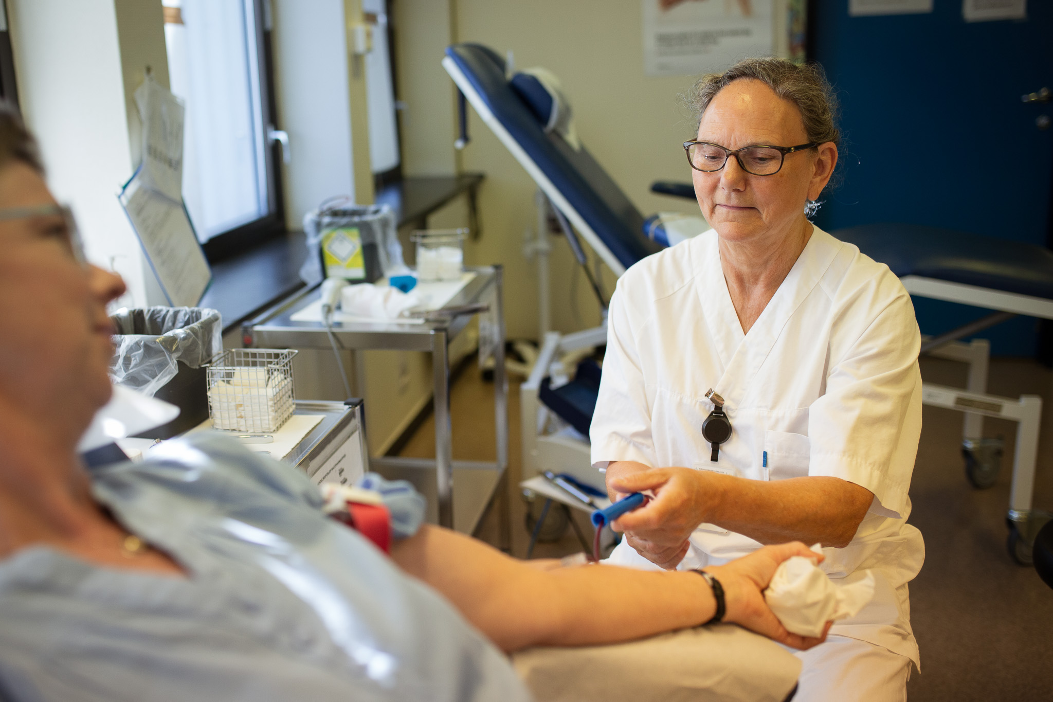 En lege i hvit frakk