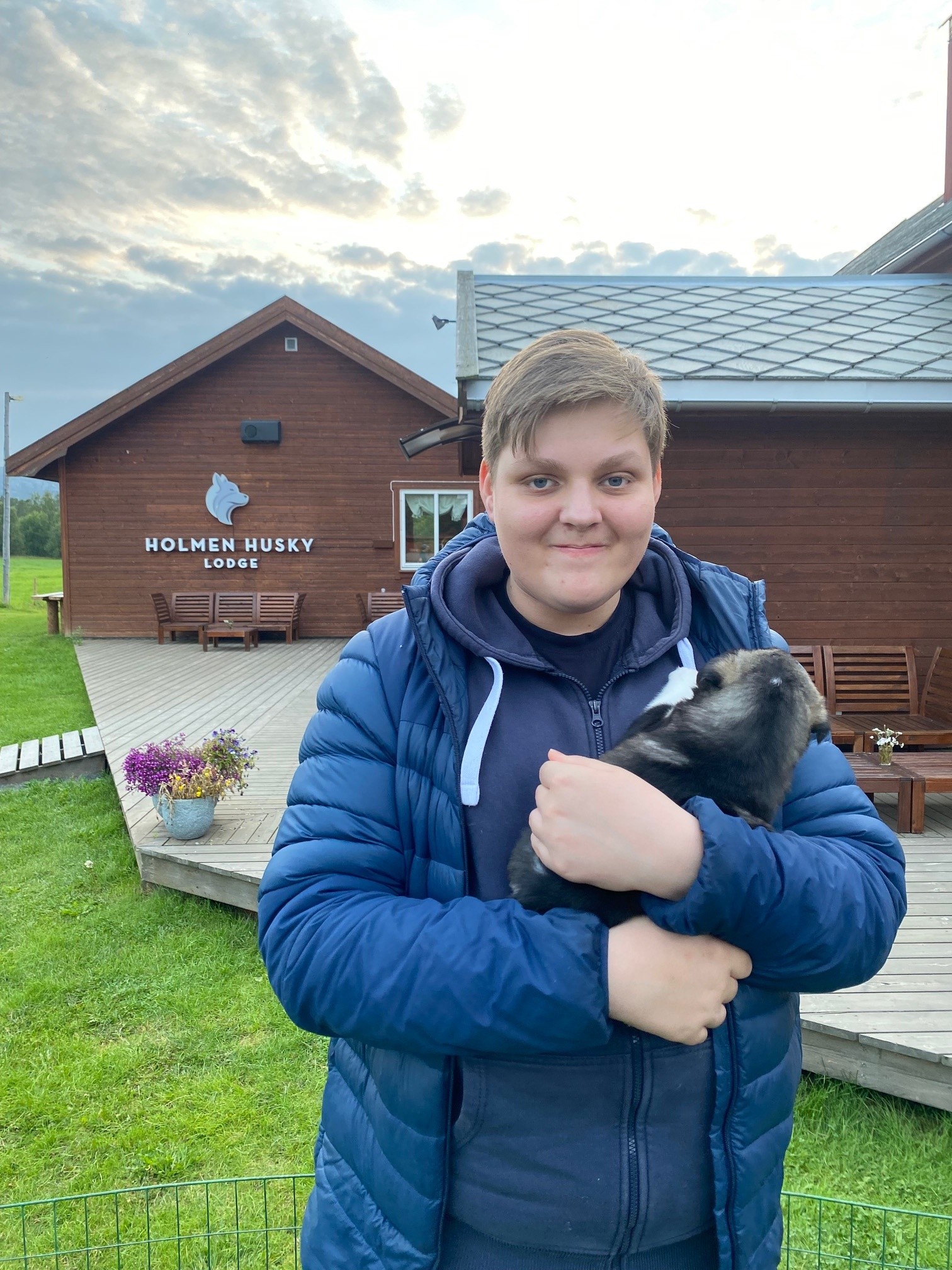 En gutt som holder en hund