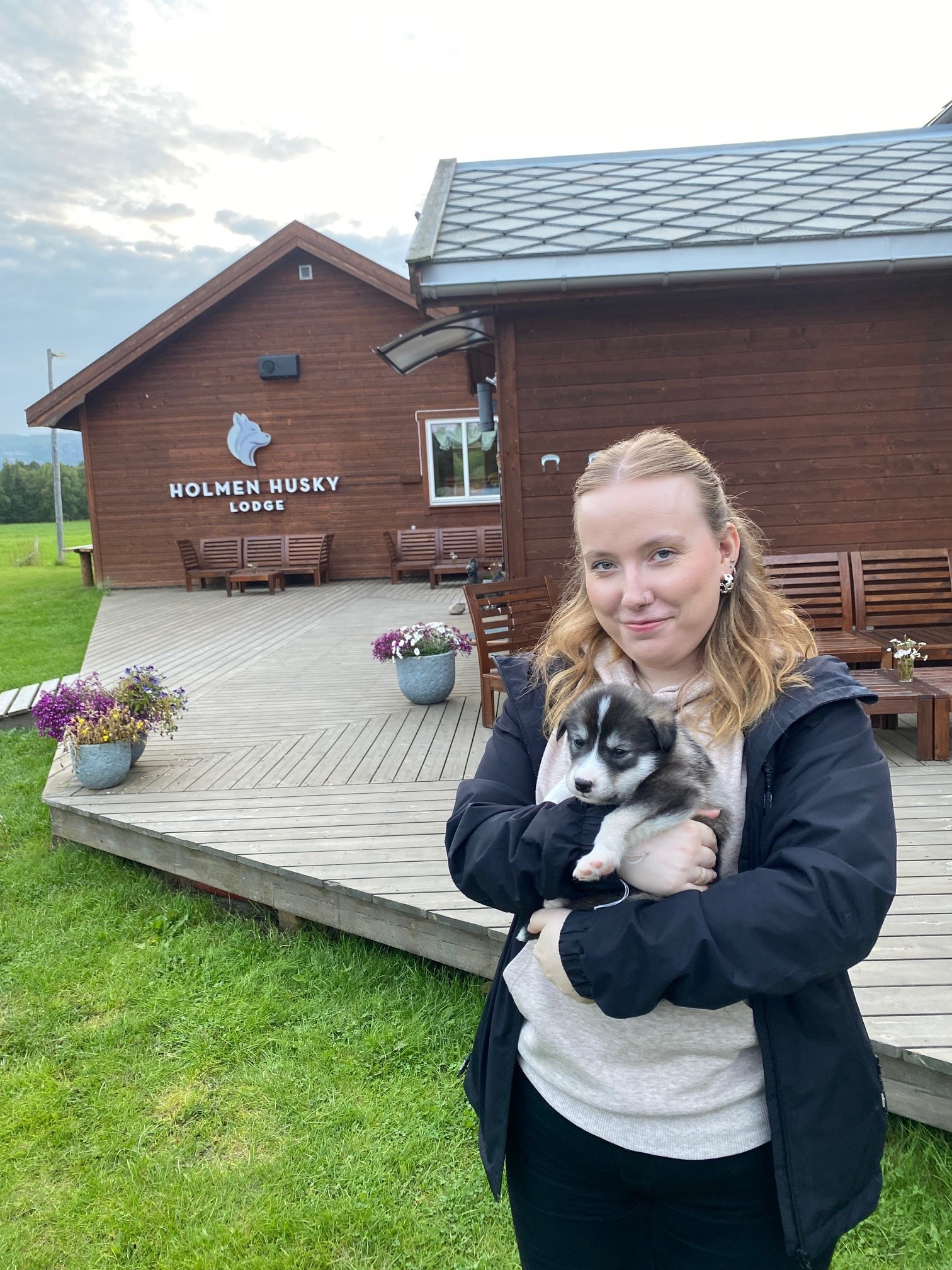 En kvinne som holder en hund